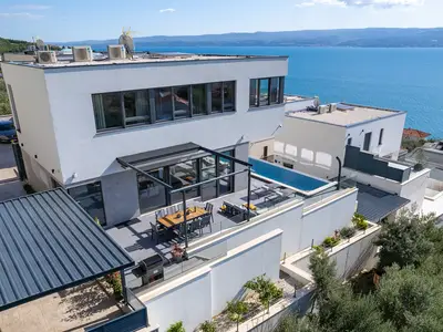 Villa Gray ist ein neu erbautes, modernes Anwesen mit Blick auf das Meer und die Berge