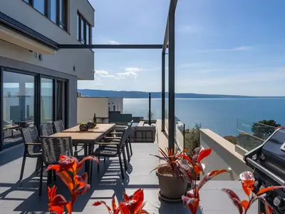 Eine vollklimatisierte Villa mit 4 Schlafzimmern, kostenfreiem WLAN, finnischer Sauna und privatem beheiztem Pool