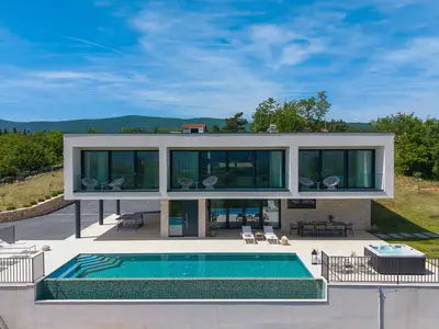 „Hillside Gem“ ist eine luxuriöse Villa, eingebettet in die Schönheit der Natur.