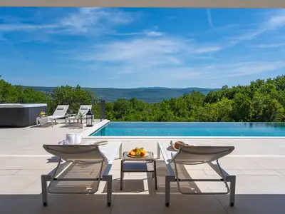 Beheizter Infinity-Pool mit beeindruckenden Maßen von 11 m x 4,5 m.