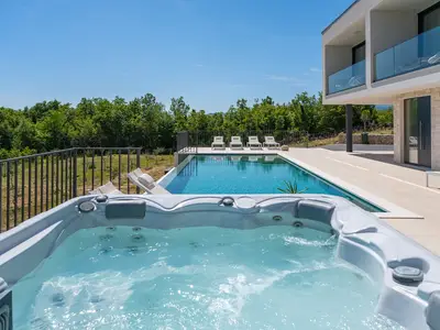 Der Außen-Whirlpool bietet den perfekten Ort, um Ihre Sorgen wegzuspülen.