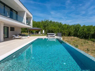 Treten Sie nach draußen und genießen Sie die private Oase des beheizten Infinity-Pools.