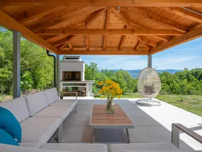 Zusätzlich lädt die überdachte Outdoor-Lounge-Ecke dazu ein, die frische Luft zu genießen und die Gesellschaft Ihrer Begleiter zu schätzen.
