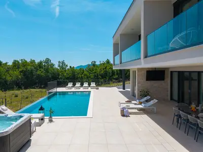 Der Außenbereich bietet einen privaten, beheizten Infinity-Pool (11 m x 4,5 m) sowie eine Sonnenterrasse mit 8 Liegestühlen.