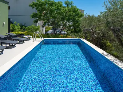 Der glitzernde Pool mit einer Größe von 7 x 3 m lädt Sie zu einem erfrischenden Bad oder einfach zum Entspannen in der Sonne ein