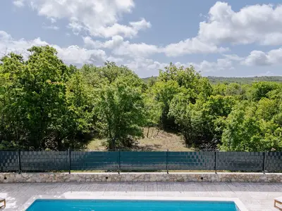 Der großzügige Pool (9m x 4m) ist dank des Heizsystems das ganze Jahr über perfekt zum Abkühlen oder Schwimmen.