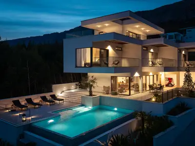 4 Schlafzimmer mit eigenem Bad, Fitnessraum, Fun-Zone, privater beheizter 42 m2 Pool,