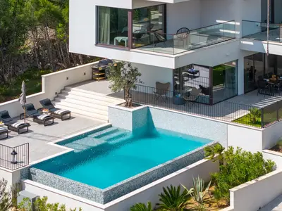 Das elektrolytische Filtersystem des Pools sorgt für ein gesünderes und angenehmeres Schwimmerlebnis.