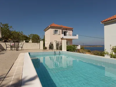 PoolOfHouse