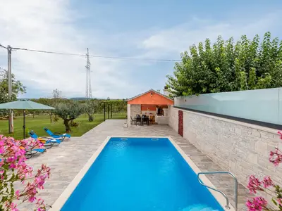 PoolOfHouse