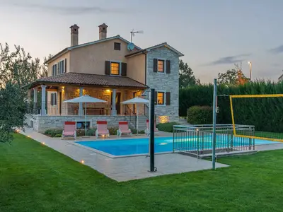 Villa für 9 Personen (230 m²) in Ladići 2/10
