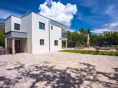 Pool-bereich mit Sonnenterasse und 6 Liegestuehlen