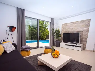 komfortabler Wohnbereich mit Ausgang zum Pool-bereich