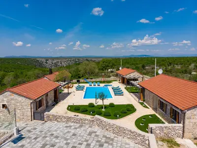 Die Villa befindet sich in einer sehr ruhigen Gegend in der Nähe der Krka-Wasserfälle