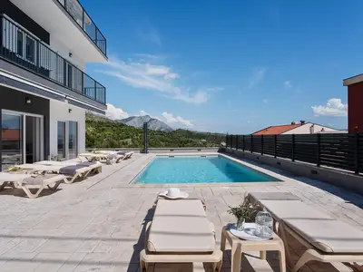 34 Quadratmeter großer privater Pool (8,5 m x 4 m) mit Hydromassagefunktion und einem vollautomatischen Salzelektrolysesystem