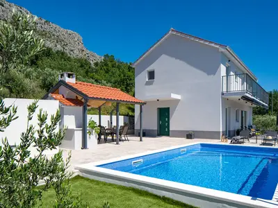 Der Außenbereich umfasst einen 32 Quadratmeter (8 x 4 Meter) großen privaten Pool mit Hydromassage