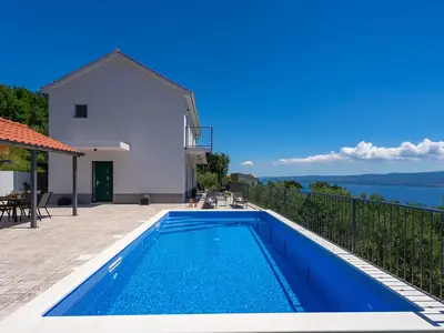 NEUE Villa Roko mit Meerblick, privatem Pool, 3 Schlafzimmern mit eigenem Bad und Medienraum
