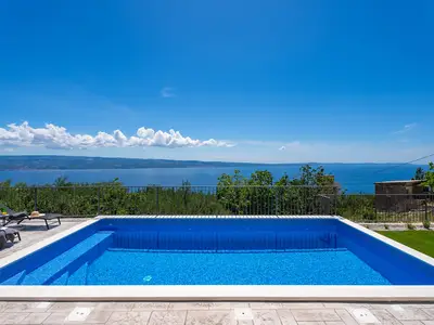 Freier Meerblick vom Poolbereich für einen erholsamen Urlaub