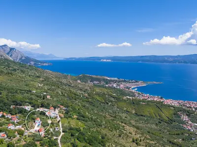Atemberaubende Ausblicke auf das Meer und die Inseln im Süden sowie die Gipfel der Berge