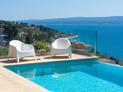 Die Ocean View Villa bietet einen geräumigen 203 m2 großen Innenbereich, wunderschön dekoriert für Ihren Komfort und Stil