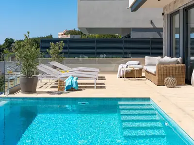 Privater beheizter Infinity-Pool (8 x 3,5 m) mit Gegenstromschwimmprogramm und einem modernen chlorfreien Elektrolyse-Filtersystem.