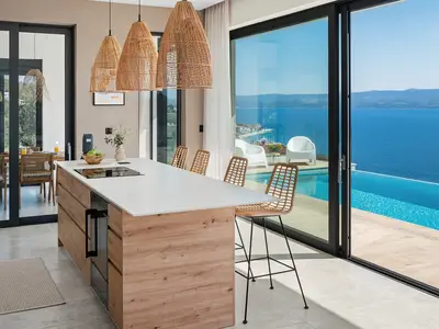 Große Glaswände verbinden den Innenbereich der Villa mit dem Außenbereich, sodass Sie direkt mit dem Sonnenbereich verbunden sind