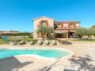 Villa für 8 Personen (260 m²) in Radetići 1/10