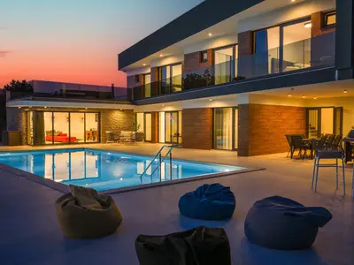 NEU! Villa Nella Foresta mit privatem, beheiztem Pool (66?m2), Whirlpool, Tennisplatz, Fitnessraum, Billardtisch und 4 Schlafzimmern mit eigenem Bad