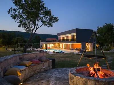 Genießt gemütliche Abende an der Feuerschale neben der Villa – der perfekte Ort, um unter dem Sternenhimmel zu entspannen.
