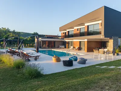 Eine sehr großzügige Sonnenterrasse, die Privatsphäre für absolute Entspannung bietet – mit 6 Sonnenliegen, einem Hänge-Ei-Stuhl, einer Doppelschaukel und einer gemütlichen Lounge-Ecke.

