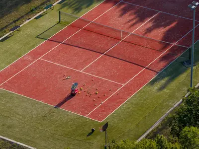 Der Außenbereich bietet außerdem einen Tennisplatz mit Kunstrasen.
