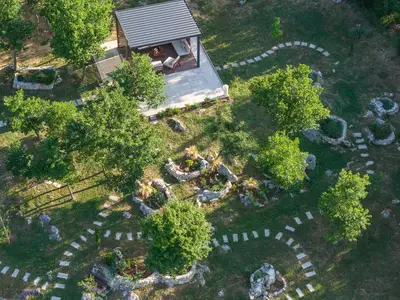 Die Villa Nella Foresta ist sehr gut organisiert, und alle angebotenen Einrichtungen stehen ausschließlich Ihnen zur Verfügung.
