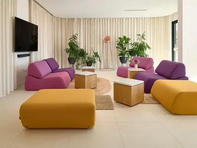 Das Erdgeschoss (Poolebene) erstreckt sich über 130 m2 und bietet einen Wohnbereich mit direktem Zugang zum Pool