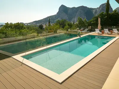 Ein privater und beheizter Swimmingpool (8 x 3 m) mit Hydromassage und einem 2 m tiefen flachen Teil