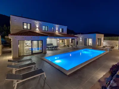 NEU! Stilvolle Villa Neven mit 44 m2 großem beheiztem Privatpool, 4 Schlafzimmern mit Bad, 2 Wohn- und Essbereichen
