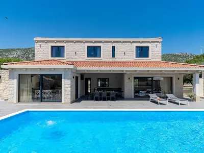 Villa Neven is an immaculate traditional and modern property that offers a heated 44m2 private pool with geyser and no-Chlorine system
