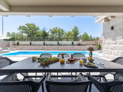 Steinerne Schönheit Villa Neven, der Luxus, den Sie verdienen, nur 20 Minuten von Omiš und dem Meer entfernt.
