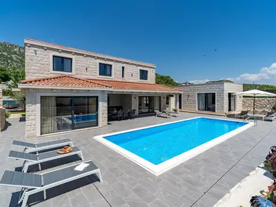 Villa Neven ist ein makelloses traditionelles und modernes Anwesen, das einen beheizten 44 m2 großen privaten Pool mit Geysir und chlorfreiem System bietet