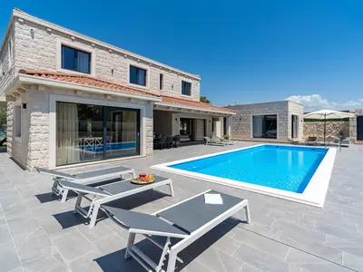 Villa Neven ist eine Kombination aus Moderne und Tradition, eine vollklimatisierte Unterkunft, die mit hoher Qualität eingerichtet ist