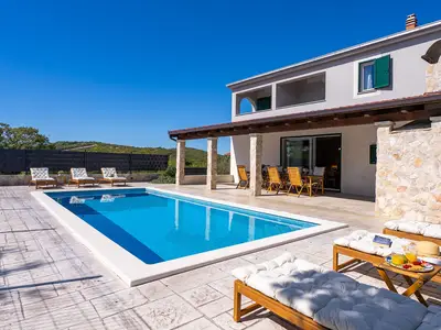 Die Villa verfügt über einen großzügigen, beheizten Swimmingpool mit 36?m2 – perfekt zum Abkühlen oder Sonnenbaden an warmen Tagen.