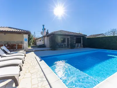 Villa für 6 Personen (100 m²) in Višnjan 1/10