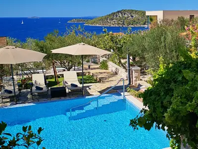 Der großzügige private Swimmingpool mit 48 m2 bietet eine erfrischende Abkühlung und einen atemberaubenden Blick auf das Meer und die umliegenden Inseln.