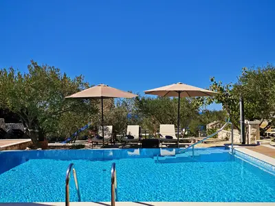 Die Sonnenterrasse am chlorfreien Pool ist mit bequemen Liegestühlen und Sonnenschirmen ausgestattet, ideal zum Entspannen unter der kroatischen Sonne.