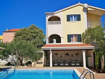 Die Seaview Villa Ana, konzipiert als drei separate Apartments, bietet insgesamt 314 m2 nutzbare Innenfläche und liegt im charmanten Ortsteil Ljoljinica bei Ražanj.