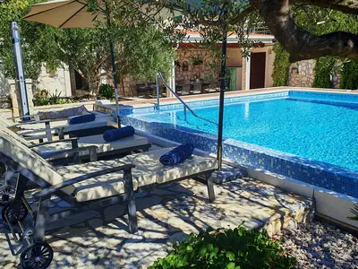 Auf der Sonnenterrasse finden Gäste 14 Liegestühle und gemütliche Lounge-Ecken, eingebettet in die mediterrane Vegetation.