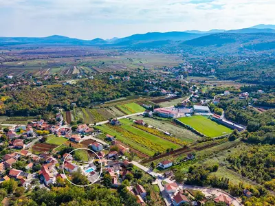 Die Villa (eingekreist) liegt im beschaulichen Dorf Zmijavci und ist Teil des Hinterlandes von Makarska, umgeben von atemberaubenden Ausblicken auf das Tal.