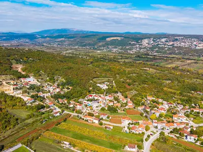 Die Villa liegt im bezaubernden Imotski-Tal und bietet einen ruhigen Lebensrhythmus wie im Dorf sowie Ausblicke auf die umliegende Naturlandschaft.