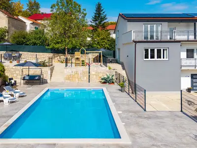 Die moderne Villa mit vollklimatisiertem Wohnbereich ist nahtlos mit dem Poolbereich, der erhöhten Sonnenterrasse und dem Kinderspielplatz verbunden.