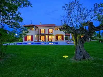 Villa für 9 Personen (318 m²) in Butkovići 1/10