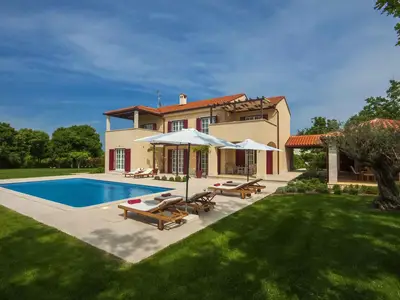 Villa für 9 Personen (318 m²) in Butkovići 5/10